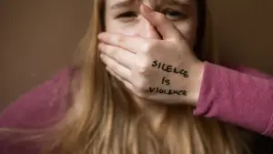 Тишина боли: Зашто они који трпе насиље ћуте и како да их чујемо?